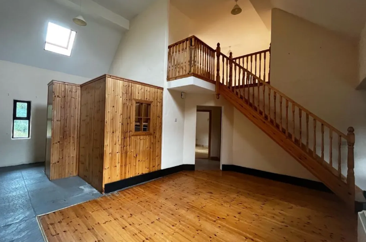 CLICK ON THE ARROWS ABOVE TO TAKE A TOUR AROUND THE HOUSE  