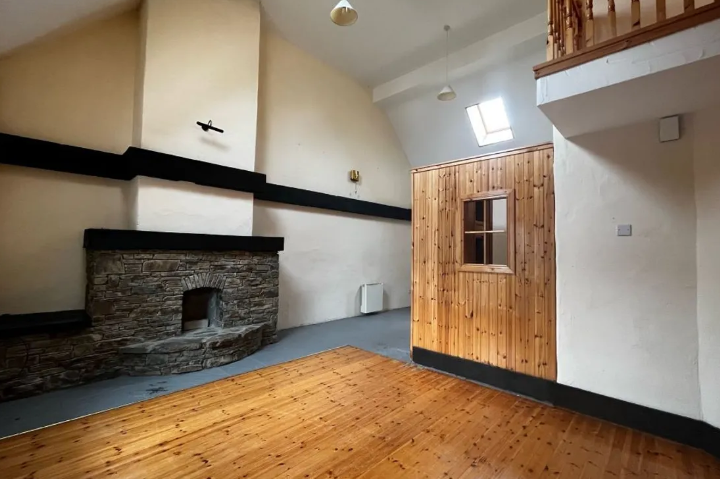 CLICK ON THE ARROWS ABOVE TO TAKE A TOUR AROUND THE HOUSE  