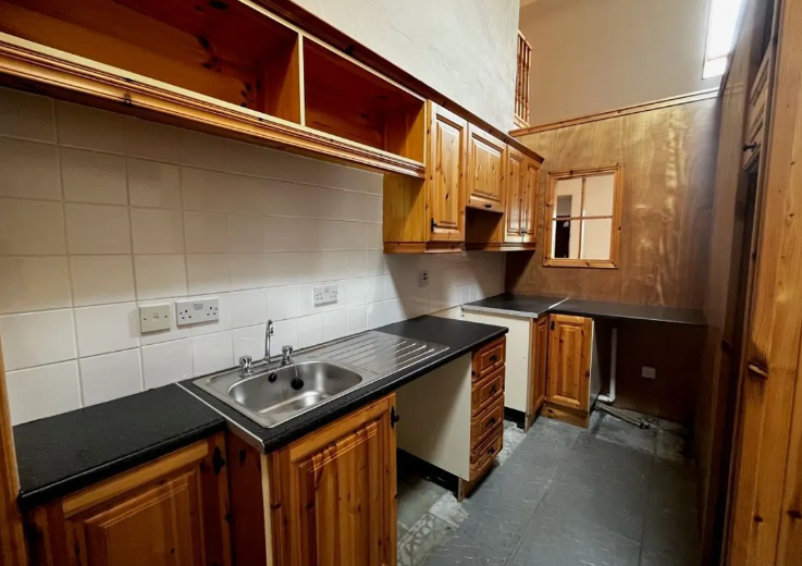 CLICK ON THE ARROWS ABOVE TO TAKE A TOUR AROUND THE HOUSE    