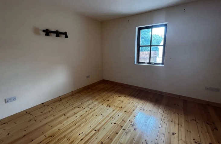 CLICK ON THE ARROWS ABOVE TO TAKE A TOUR AROUND THE HOUSE    