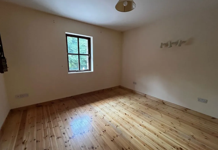 CLICK ON THE ARROWS ABOVE TO TAKE A TOUR AROUND THE HOUSE  