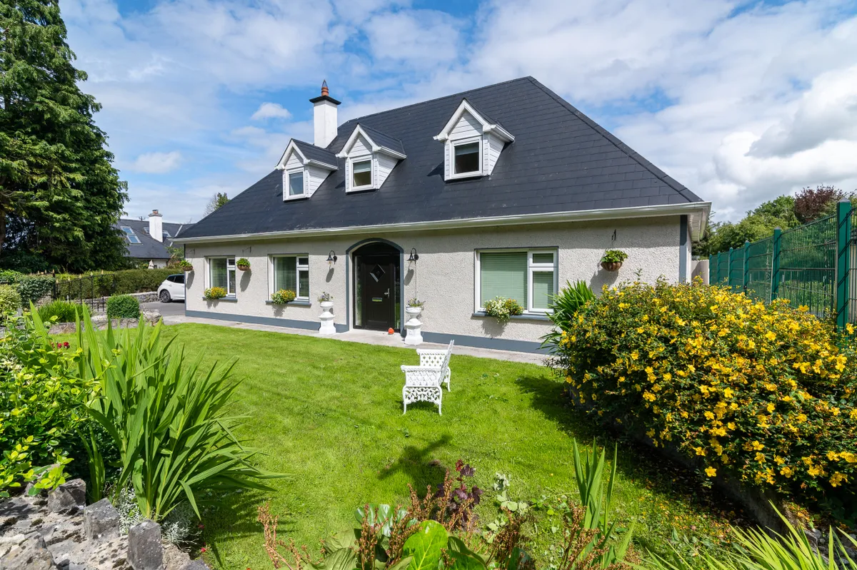 An impressive home in Offaly is up for sale for an eye-opening price. Located on the Charleville Road in Tullamore, Oak Lodge is a four-bedroom home located on a third of an acre site that is for sale for €450,000. CLICK ON THE ARROWS ABOVE TO TAKE A LOOK AROUND THE HOUSE