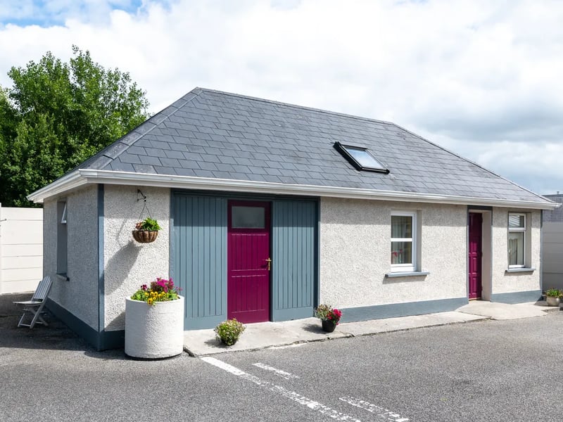Located on the Charleville Road in Tullamore, Oak Lodge is a four-bedroom home located on a third of an acre site that is for sale for €450,000. CLICK ON THE ARROWS ABOVE TO TAKE A LOOK AROUND THE HOUSE
