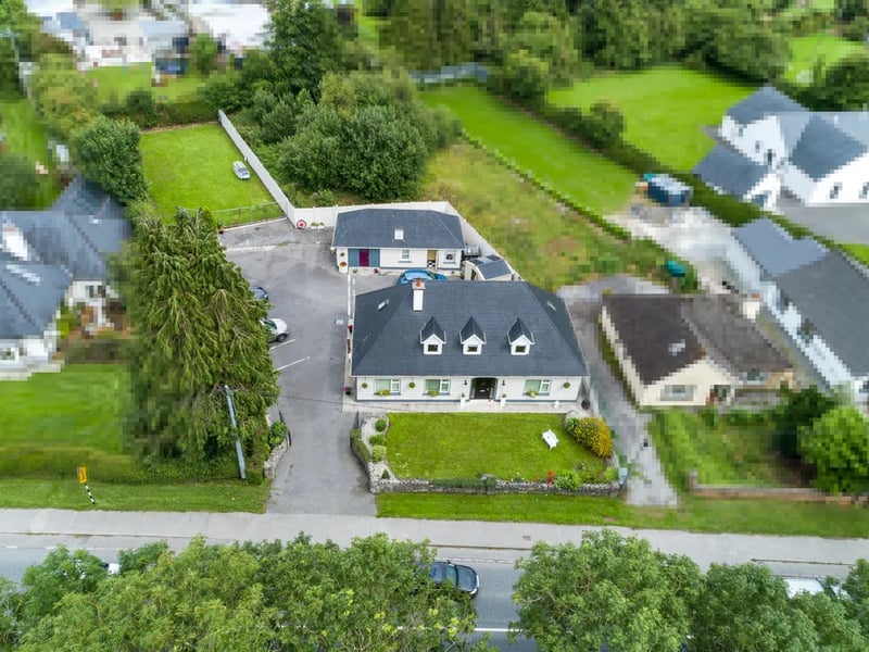 Located on the Charleville Road in Tullamore, Oak Lodge is a four-bedroom home located on a third of an acre site that is for sale for €450,000. CLICK ON THE ARROWS ABOVE TO TAKE A LOOK AROUND THE HOUSE