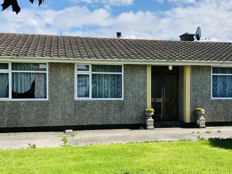 We have put together a list of ten great value houses in the county that are currently on the market.  CLICK ON NEXT ABOVE TO GO THROUGH ALL THE HOUSES Located at The Hill, Banagher, this three bedroom house is on the market for €140,000 and comes with a garden to the front and the rear.