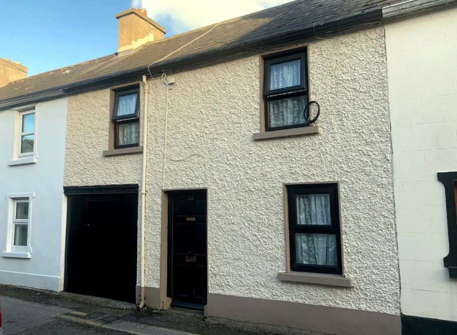 While house prices are trending upwards in Offaly, there are still some great value properties on the market in the county. We have put together ten houses in the county that are currently on the market.  CLICK ON NEXT ABOVE TO GO THROUGH ALL THE HOUSES While not the cheapest house on our list, this property on Chapel Street, Tullamore is in a great location as it is right in the centre of the town. With two bedrooms, it is on the market for €160,000