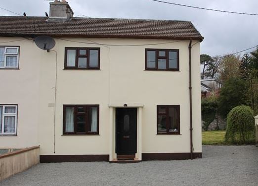 We have put together a list of ten great value houses in the county that are currently on the market.  CLICK ON NEXT ABOVE TO GO THROUGH ALL THE HOUSES This three bedroom house located in The Green in Clara is on the market for just €130,000.