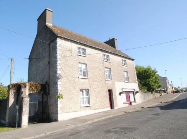 We have put together a list of ten great value houses in the county that are currently on the market.  CLICK ON THE ARROWS ABOVE TO GO THROUGH ALL THE HOUSES And finally, if you want some bang for your buck, this six bedroom house on Main Street, Shinrone is on the market for just €195,000. The period house has some rooms in need of complete restoration but others have been fully restored. With a wide staircase, original internal doors and high ceilings, it would be a great project for the right people to take on.  Offaly man who posed as auctioneer repays all his victims MONDAY MEMORY: Amazing pictures from foam parties in Offaly back in the day Investigation after huge sum of money stolen in Offaly town