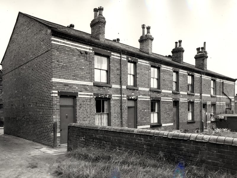 Properties on Fox View, numbers run from 8 to 2, left to right. Numbers 8 to 4 are back-to-back while number 2 went through to number 3 Main Road. The side of number 228 Tong Road can be seen on the far right end of the row. Due for demolition to make way for the redevelopment of Armley.
