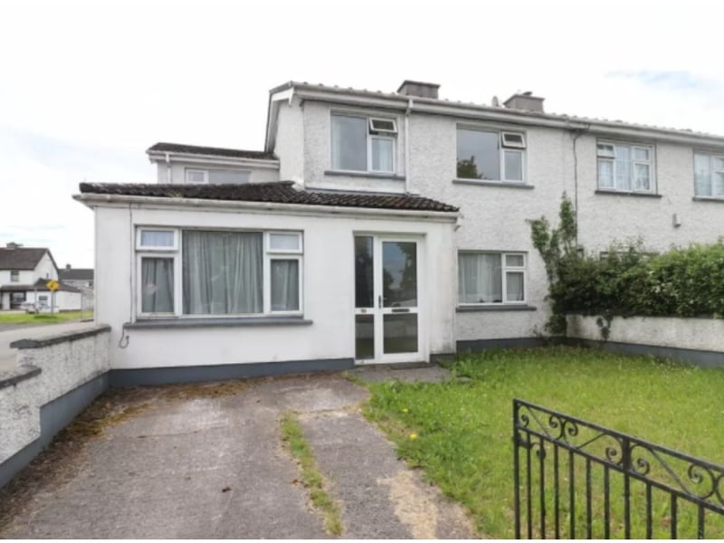 50 Riverside, Carlow Town, Co. Carlow - €1,800 per month Double Bedroom: 4Bathroom: 3Available From: ImmediatelyFurnished: YesLease: Minimum 6 Months Student Accommodation. Spacious five bedroom house in a short walk away from Carlow Town Center, St Pats College and Carlow IT. The ground floor consists of a living room, a very large kitchen, guest WC and communal area. The upstairs has the family bathroom and four large bedrooms. The property also has an enclosed garden to the rear. The second section of the property is attached to the main building and comes with its own bedroom, bathroom and kitchen. A security deposit of €500 per student applies. Rent is negotiable if let as a single unit otherwise €375 per student. Utilities, broadband and refuse are not included in the rent. Property Facilities: Parking - Central Heating - Washing Machine - Dishwasher - Microwave - Garden / Patio / Balcony Click to view here