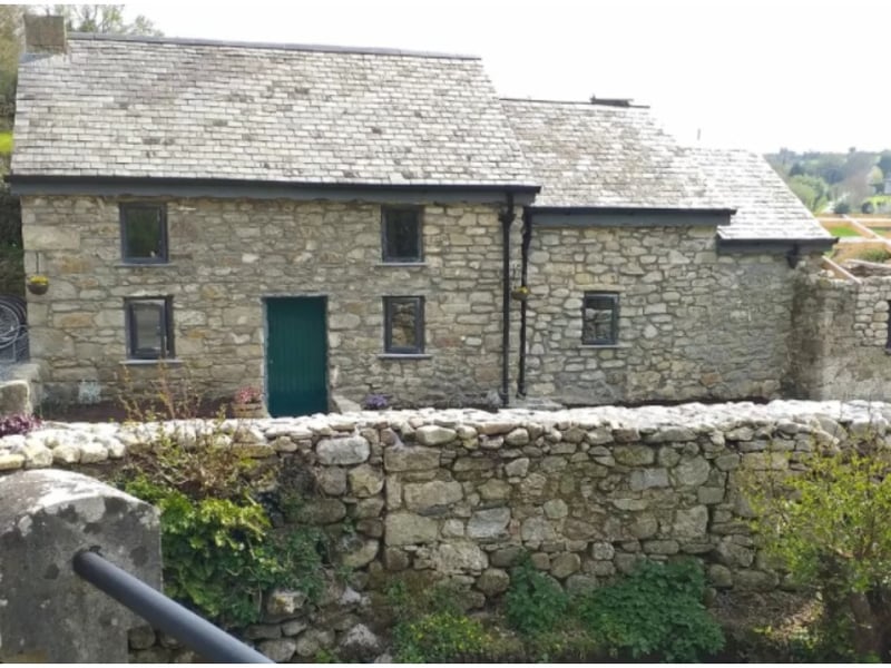 Well House, St. Mullins, Co. Carlow - €1,000 per month Single Bedroom: 1Double Bedroom: 1Bathroom: 1Available From: ImmediatelyFurnished: YesLease: Minimum 3 Months Two bed old world cottage with attached shed Off grid and parking. Lovely gardens One bedroom left. Property Facilities: Parking - Pets Allowed - Wheelchair Access - Smoking To view click here