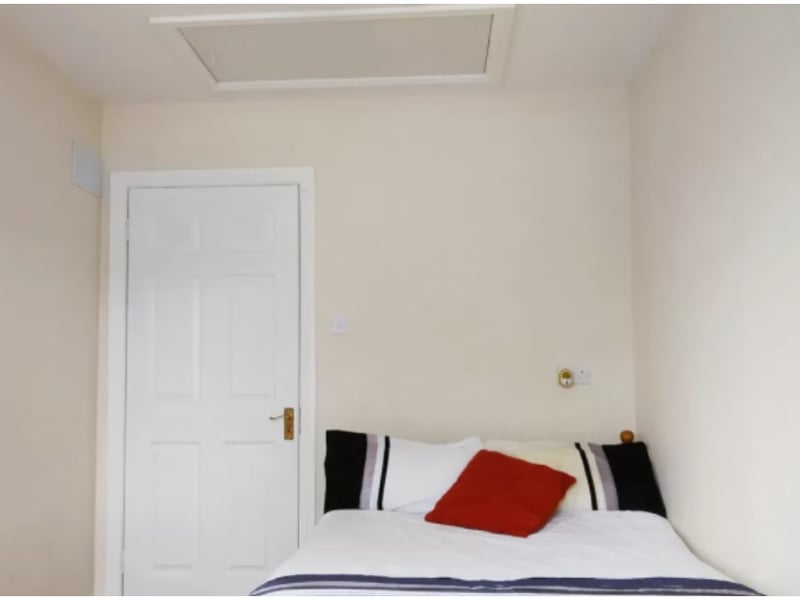 Dolmengardens, Carlow Town, Co. Carlow - €140 per week Available From: Dec 10th, 2021Furnished: YesLease: Minimum 6 Months This is studio flat recently renovated. Occupancy - 1 Person. very quiet room over looking large garden. Deposit €405 and one week rent in advance. This property is located 1 minute walks to supermarket, 2 minutes drive to town center, 2 minutes drive to train station, 2 minutes drive to MSD, 4 minutes drive to IT Carlow, 8 minutes drive to Teagasc. Property Facilities: Cable Television - Washing Machine - Dryer - Microwave - Internet - Garden / Patio / Balcony To view click here
