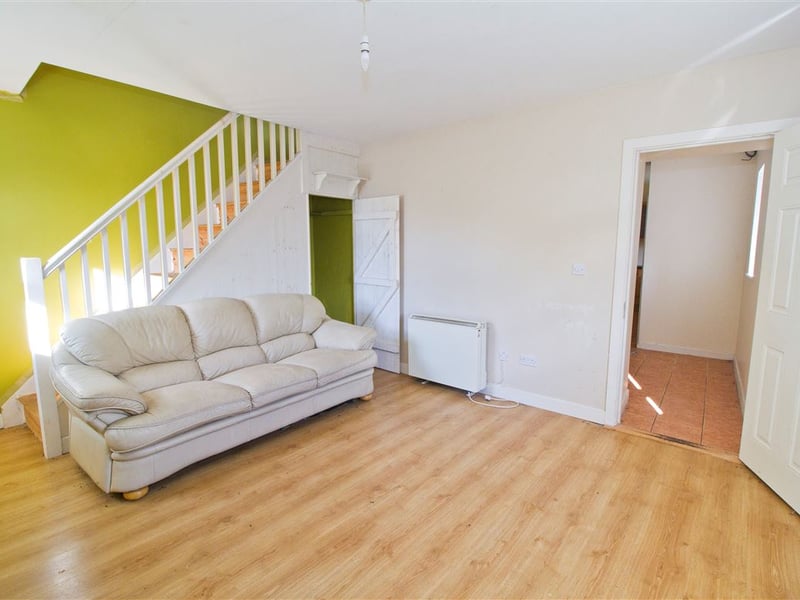 CLICK ON NEXT> TO TAKE A TOUR AROUND THIS HOUSE