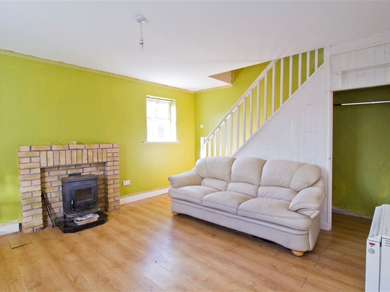 CLICK ON NEXT> TO TAKE A TOUR AROUND THIS HOUSE