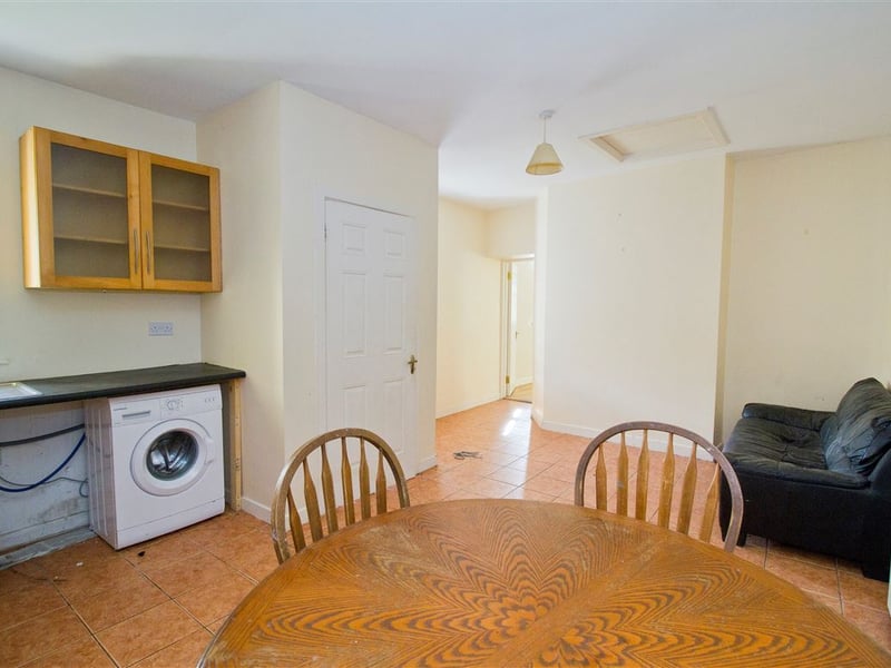 CLICK ON NEXT> TO TAKE A TOUR AROUND THIS HOUSE