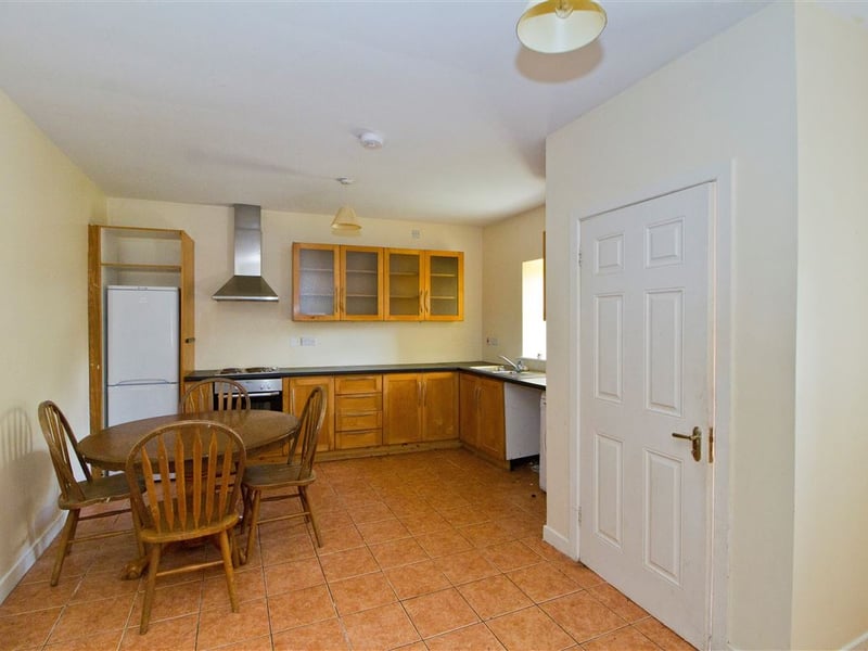 CLICK ON NEXT> TO TAKE A TOUR AROUND THIS HOUSE