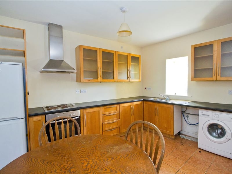 CLICK ON NEXT> TO TAKE A TOUR AROUND THIS HOUSE