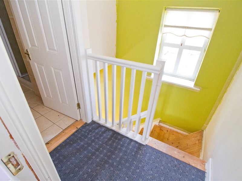 CLICK ON NEXT> TO TAKE A TOUR AROUND THIS HOUSE