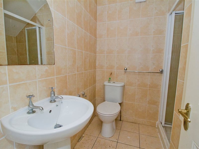 CLICK ON NEXT> TO TAKE A TOUR AROUND THIS HOUSE