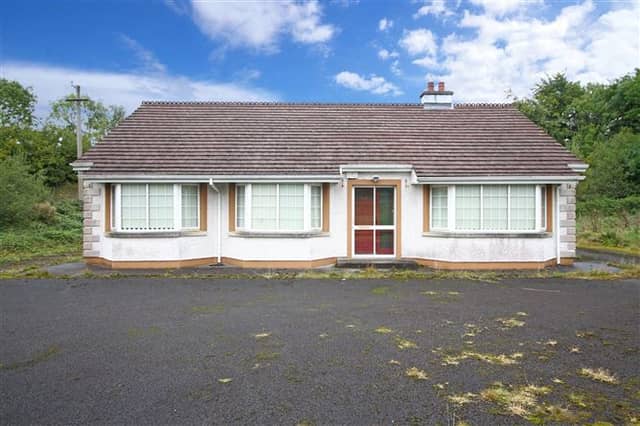 This three-bedroom house located on a large site in Offaly is up for auction at what looks like a very attractive price. CLICK ON NEXT> ABOVE TO TAKE A TOUR AROUND THE HOUSE Located at Kilclare, Durrow, it sits on a nearly one acre site but is going up for sale in an on-line with a Guide Price of €130,000. CLICK ON NEXT> ABOVE TO TAKE A TOUR AROUND THE HOUSE