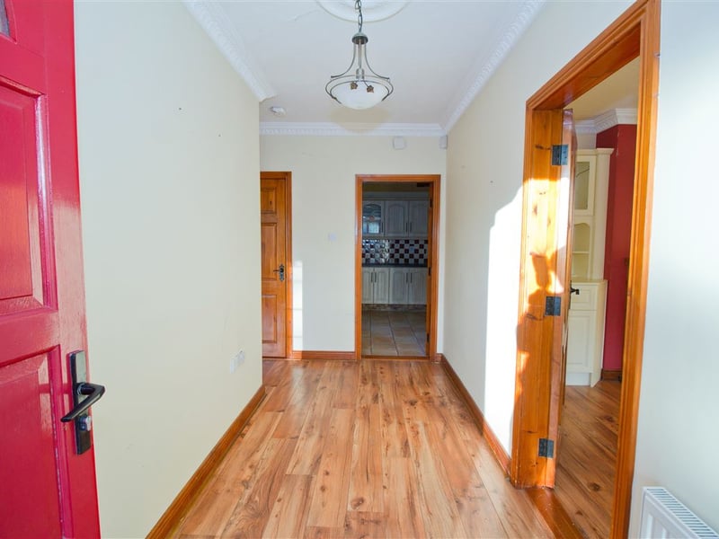 This three-bedroom house located on a large site in Offaly is up for auction at what looks like a very attractive price. CLICK ON NEXT> ABOVE TO TAKE A TOUR AROUND THE HOUSE