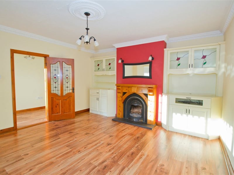 This three-bedroom house located on a large site in Offaly is up for auction at what looks like a very attractive price. CLICK ON NEXT> ABOVE TO TAKE A TOUR AROUND THE HOUSE
