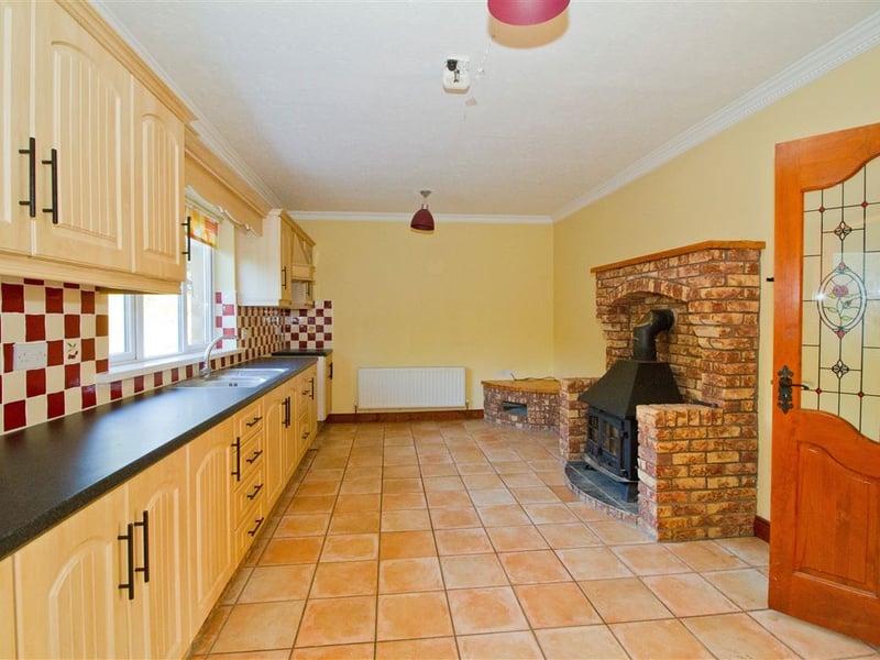 This three-bedroom house located on a large site in Offaly is up for auction at what looks like a very attractive price. CLICK ON NEXT> ABOVE TO TAKE A TOUR AROUND THE HOUSE