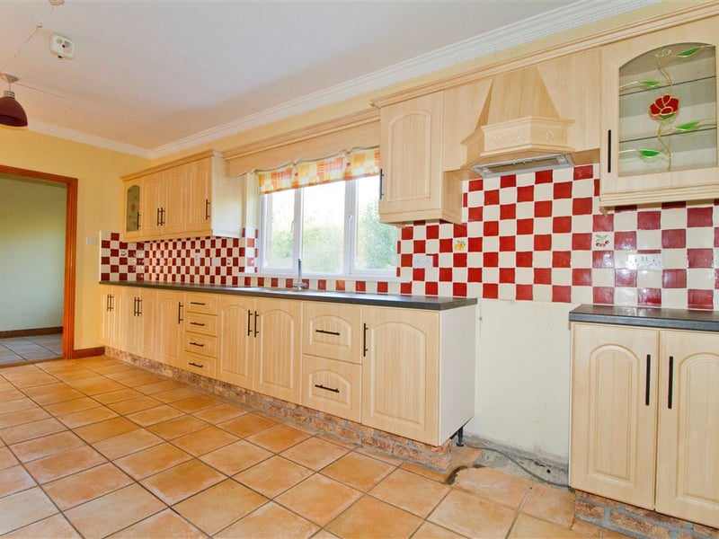 This three-bedroom house located on a large site in Offaly is up for auction at what looks like a very attractive price. CLICK ON NEXT> ABOVE TO TAKE A TOUR AROUND THE HOUSE