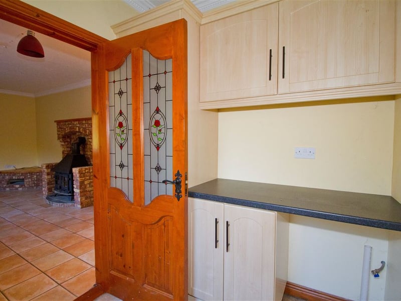 This three-bedroom house located on a large site in Offaly is up for auction at what looks like a very attractive price. CLICK ON NEXT> ABOVE TO TAKE A TOUR AROUND THE HOUSE