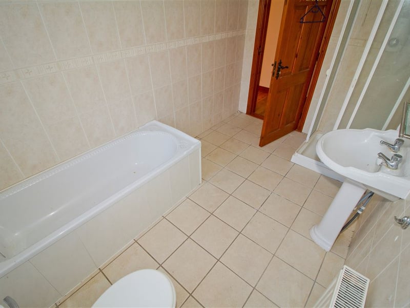 This three-bedroom house located on a large site in Offaly is up for auction at what looks like a very attractive price. CLICK ON NEXT> ABOVE TO TAKE A TOUR AROUND THE HOUSE