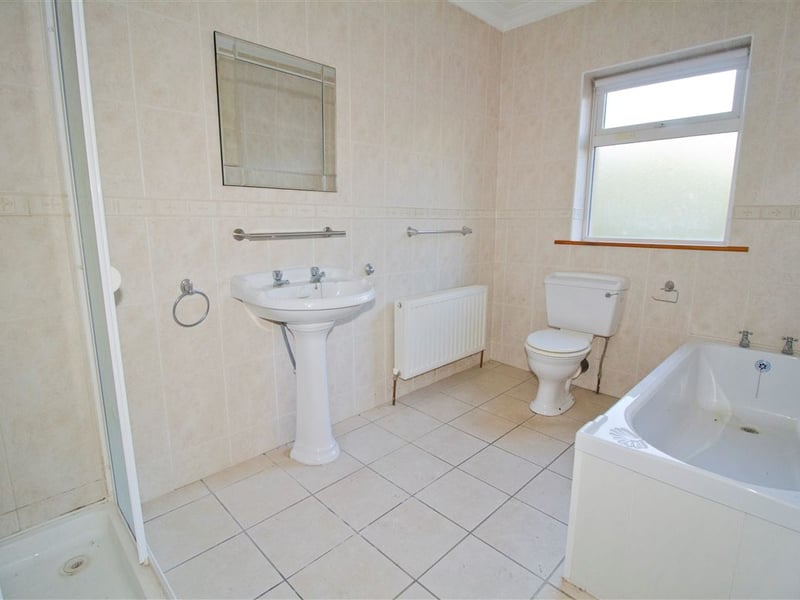 This three-bedroom house located on a large site in Offaly is up for auction at what looks like a very attractive price. CLICK ON NEXT> ABOVE TO TAKE A TOUR AROUND THE HOUSE
