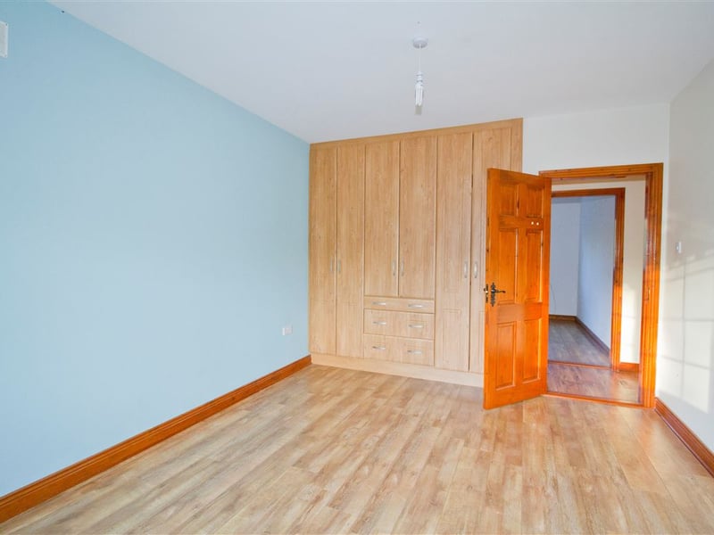 This three-bedroom house located on a large site in Offaly is up for auction at what looks like a very attractive price. CLICK ON NEXT> ABOVE TO TAKE A TOUR AROUND THE HOUSE