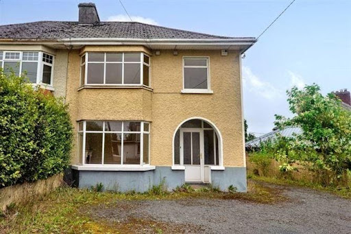 CLICK ON NEXT> ABOVE TO VIEW THE NEXT PROPERTY 31 Coolraine Estates, Mayorstone, Co. Limerick This refurbishment opportunity is located in a mature residential development within walking distance of Limerick city. It’s got great potential for the right buyer to transform it into an urban retreat in the city. Description: Three bedroom, one bath semi-detached house Price: €240,000 Seller: BidX1 Ireland Contact: 01 6673388 Tap here to view this house on MyHome.ie CLICK ON NEXT> BELOW TO VIEW THE NEXT PROPERTY