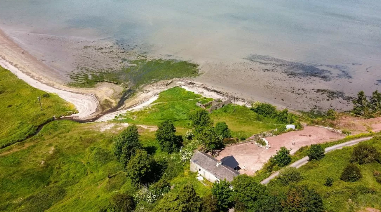 This incredible seaside home in Creadan, Dunmore East in Waterford has hit the market for €845,000. It is a bungalow set on 18 acres practically on a beach in the sunny south east.  CLICK ON NEXT> ABOVE TO GO THROUGH THE FULL GALLERY OF PICTURES OF THE HOUSE AND SITE 