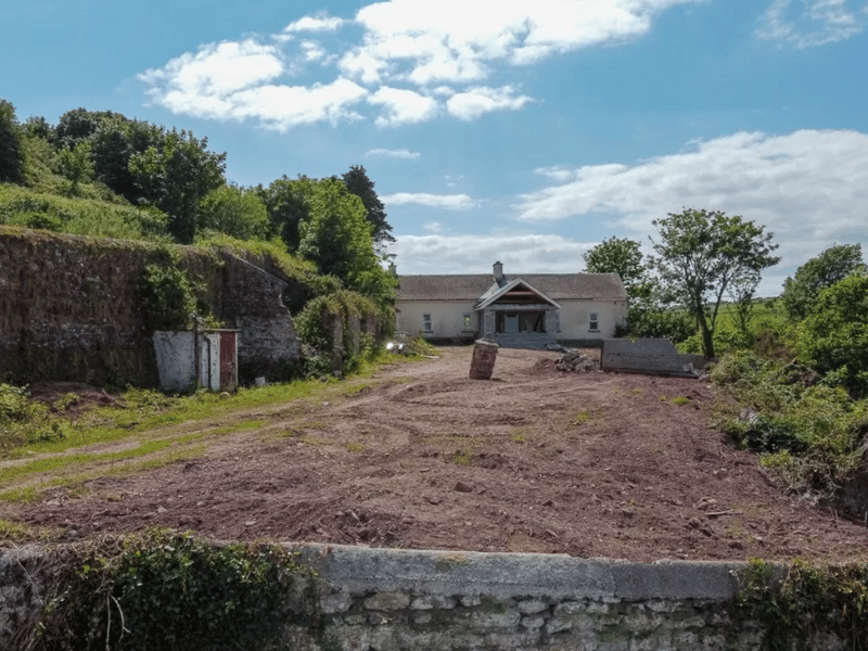 This incredible seaside home in Creadan, Dunmore East in Waterford has hit the market for €845,000. It is a bungalow set on 18 acres practically on a beach in the sunny south east. CLICK ON NEXT> ABOVE TO GO THROUGH THE FULL GALLERY OF PICTURES OF THE HOUSE AND SITE
