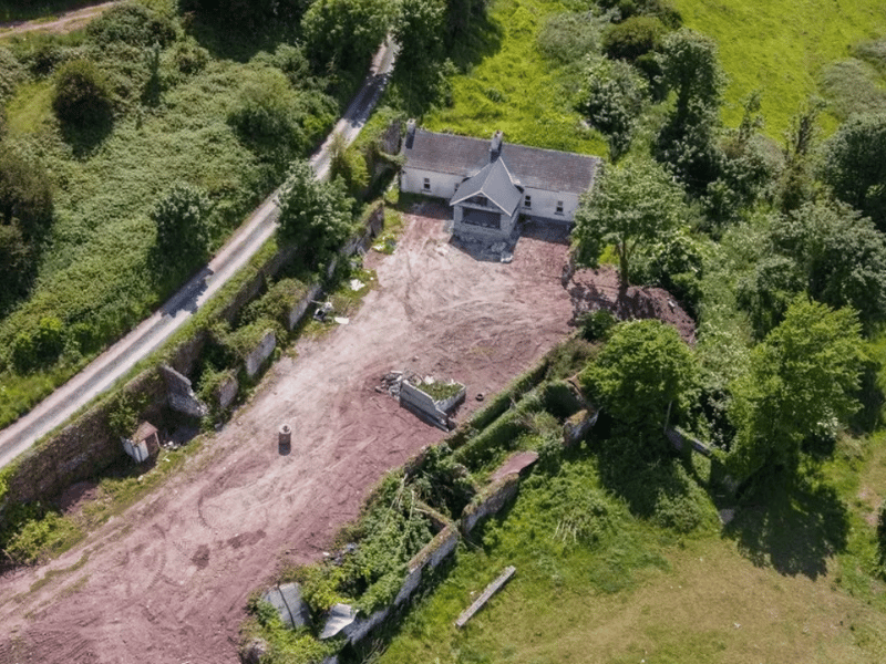 This incredible seaside home in Creadan, Dunmore East in Waterford has hit the market for €845,000. It is a bungalow set on 18 acres practically on a beach in the sunny south east. CLICK ON NEXT> ABOVE TO GO THROUGH THE FULL GALLERY OF PICTURES OF THE HOUSE AND SITE