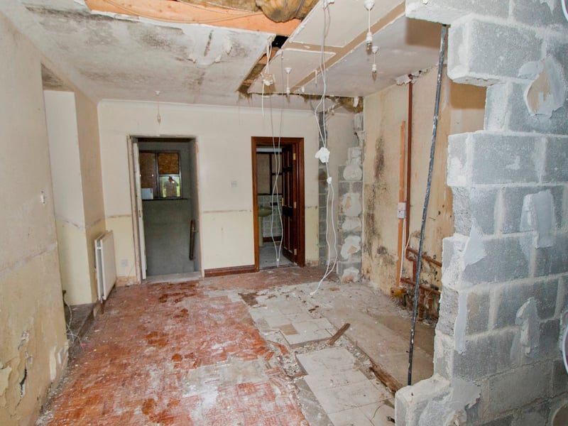 CLICK ON NEXT> ABOVE TO TAKE A TOUR AROUND THE HOUSE