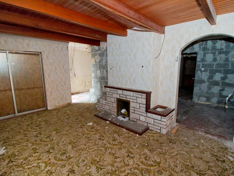 CLICK ON NEXT> ABOVE TO TAKE A TOUR AROUND THE HOUSE