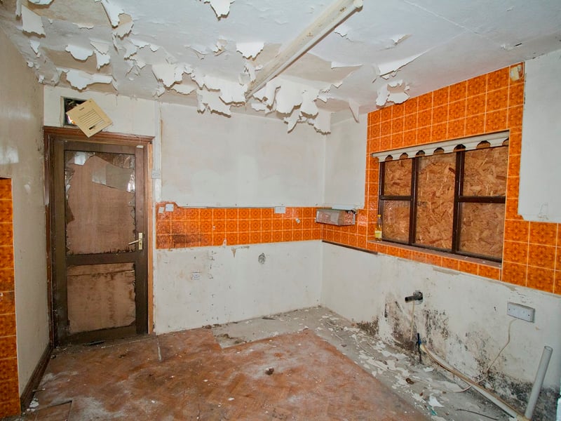 CLICK ON NEXT> ABOVE TO TAKE A TOUR AROUND THE HOUSE