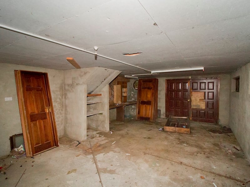 CLICK ON NEXT> ABOVE TO TAKE A TOUR AROUND THE HOUSE