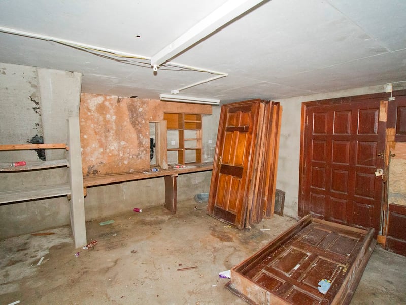 CLICK ON NEXT> ABOVE TO TAKE A TOUR AROUND THE HOUSE