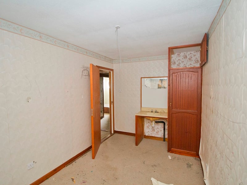 CLICK ON NEXT> ABOVE TO TAKE A TOUR AROUND THE HOUSE