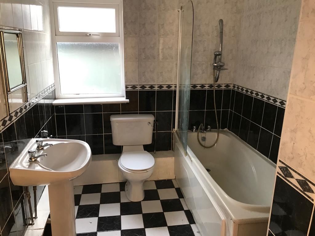 Local amenities include An Post Labasheeda, St. Kieran's Church, Labasheeda Quay, Kilrush Golf Club together with a wide range of shops, bars and restaurants. Transport links include a frequent Bus Eireann service 338, the N68 and the N67.