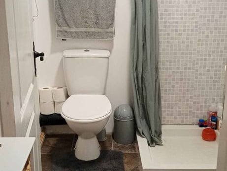 The property includes a stove and is fully insulated. 