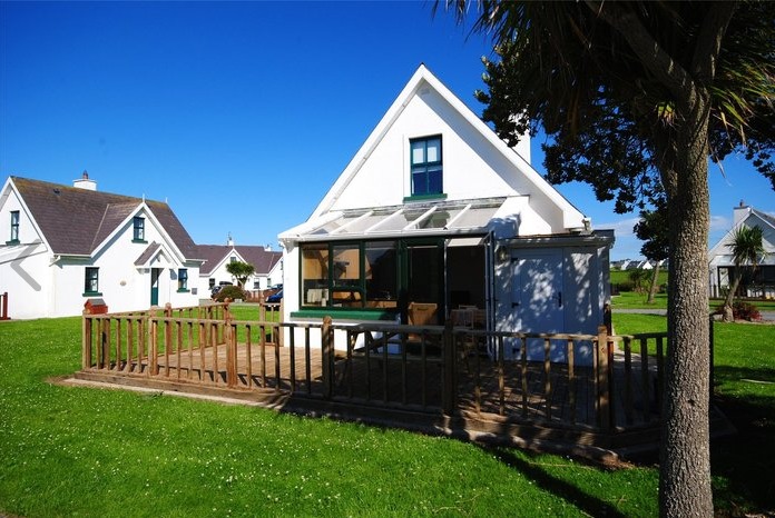 The Hook Peninsula has been a popular unspoilt holiday location that has been dear to the heart of people for generations. Famous for its beaches, boating, fishing, sub aqua and bird watching activities, all the amenities of south Wexford and Waterford are within easy reach of this home in Hookless Village, Fethard On Sea.