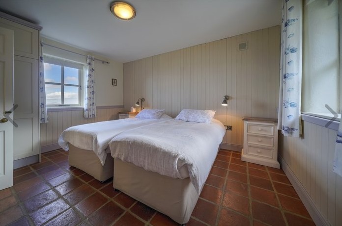 There are two bedrooms, both with en-suite bathrooms. All rooms have tiled flooring and the interior has been tastefully designed to complement the traditional exterior. The living area and the bedrooms all enjoy fantastic views over the bay. The house has tiled floors and electric underfloor heating throughout.