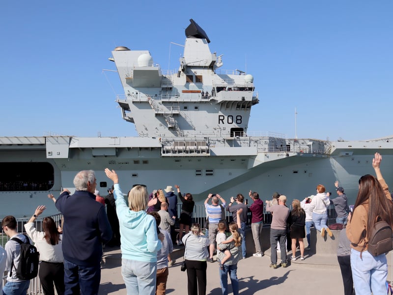  HMS Queen Elizabeth looks glorious as she returns to Portsmouth after major revamp
 on Monday 27th April 2026

Pictured: People at the Round Tower watching as she comes in 

Picture: Habibur Rahman