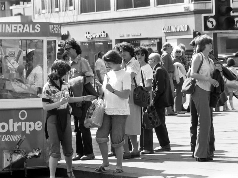 An ice cream kiosk does a roaring trade on Princes Street in June 1979