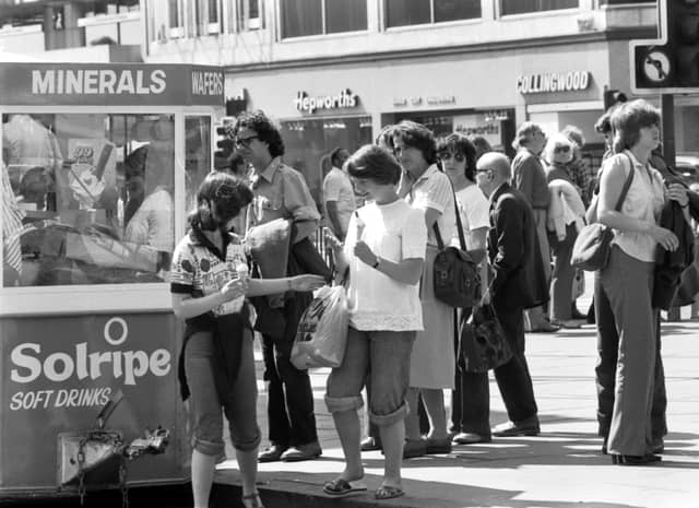An ice cream kiosk does a roaring trade on Princes Street in June 1979