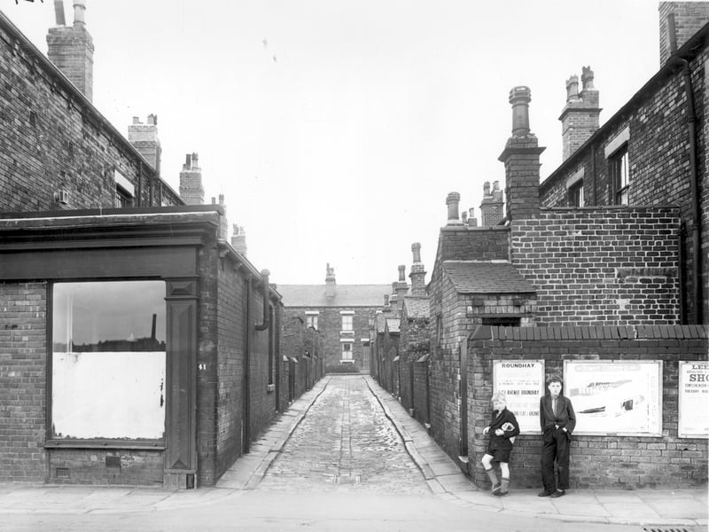 A view looking down Argyle Row from Burmantofts Street in the direction of Argyle Street. Argyle Row gave access to the back entrances of properties on Argyle Avenue and View. Pictured in 1956.